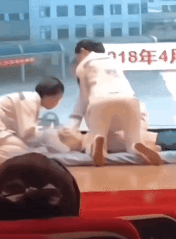 三个医护人员在做心肺复苏演练