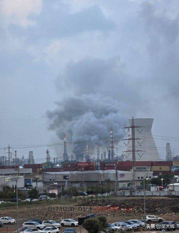 伊朗打击了以色列最大的燃料设施——海法炼油厂。导弹袭击后海法市多个区域断电。海法