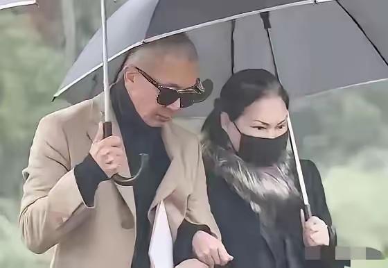 大S的这个好老公果然还是要来分遗产了。
当初抱着大S给大S把尿的绝世好老公，现在