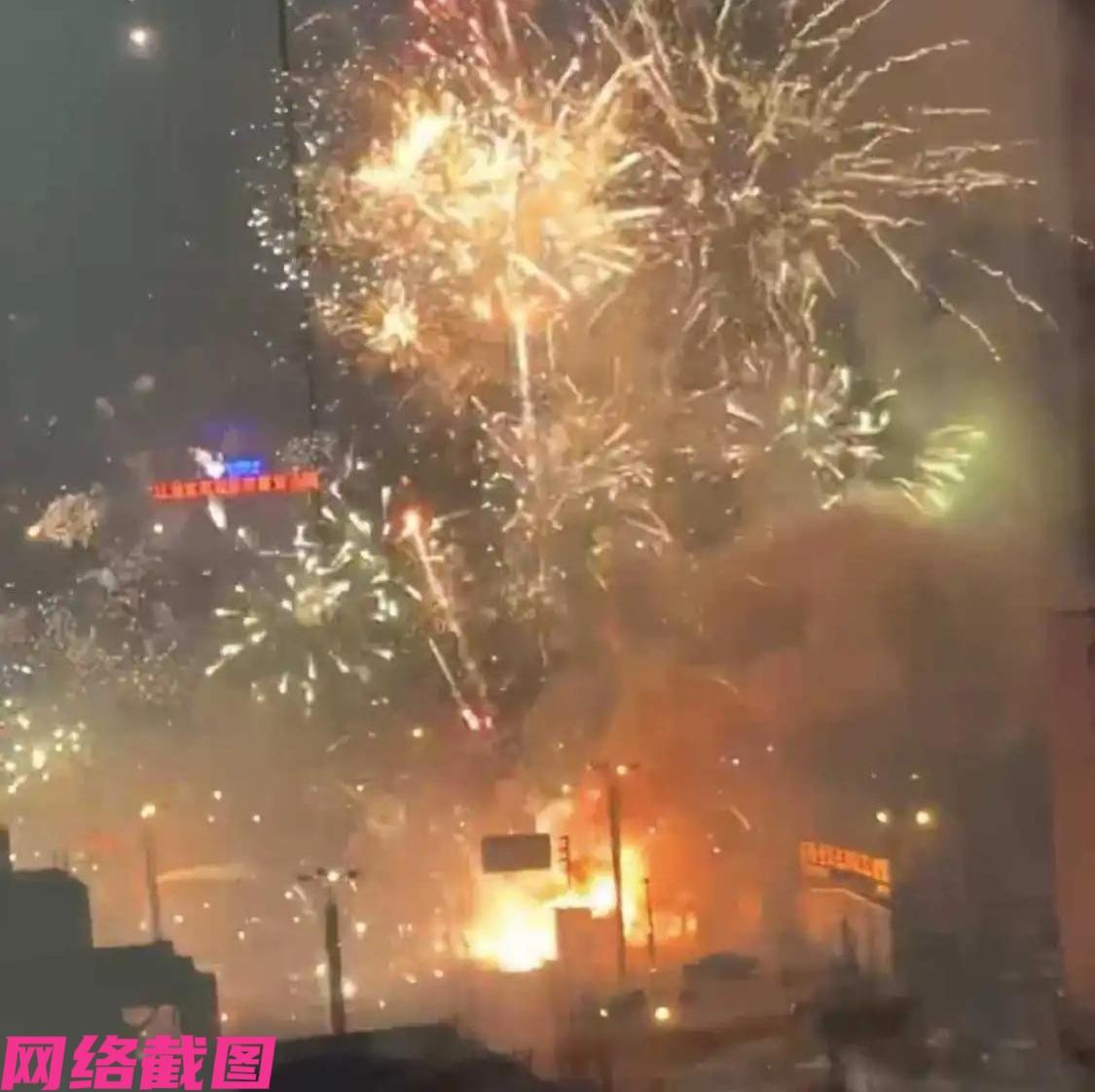 辽宁盘锦有家鞭炮摊失火，只在这半小时内，一通的烟花四处飞舞，让路过的行人也是惊叹