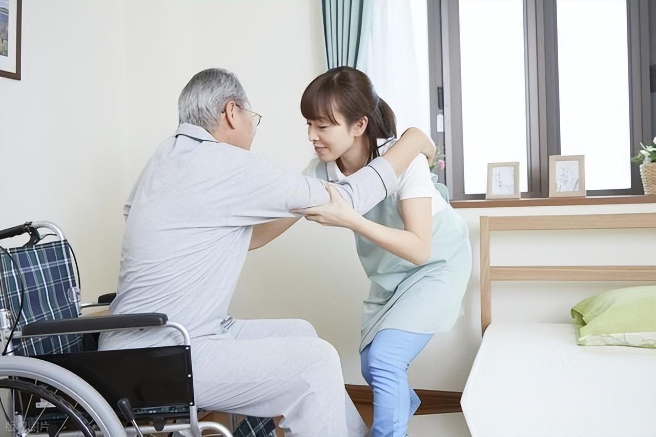 当下日本养老护理行业深陷人力短缺困境，护理岗位缺口持续扩大，在岗从业者普遍年龄偏