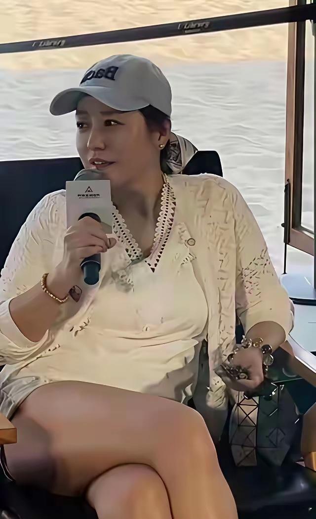 郝蕾的身材本来就很丰腴，现在又胖了很多，感觉衣服都快撑开了 