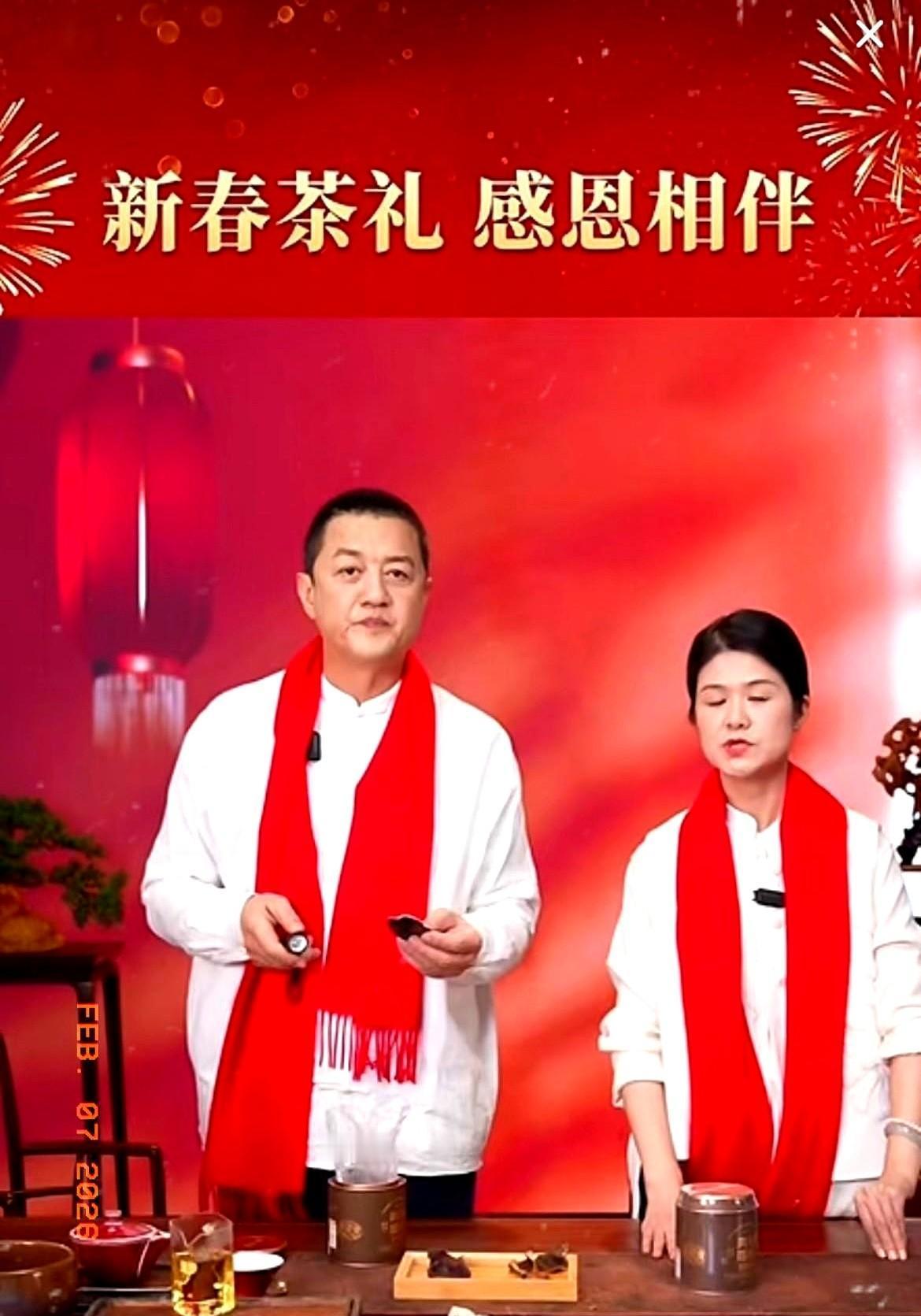 直播砍价，他一句话没说。
系上一条红围巾，他拿起手机和商家合影。
递过去时说：这