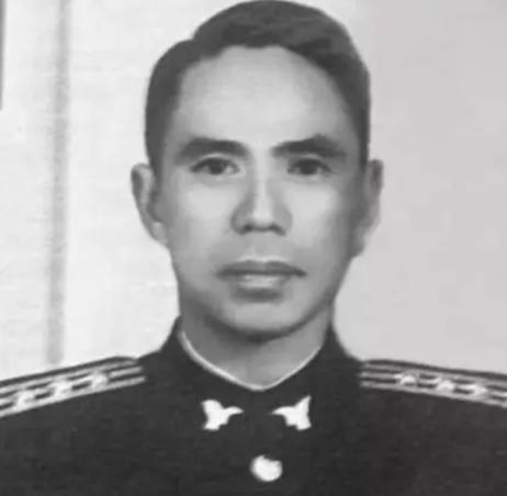 1949 年，地下党黄旭潜入警察局档案室，偷偷拿走了 17 份特务资料，谁知第二