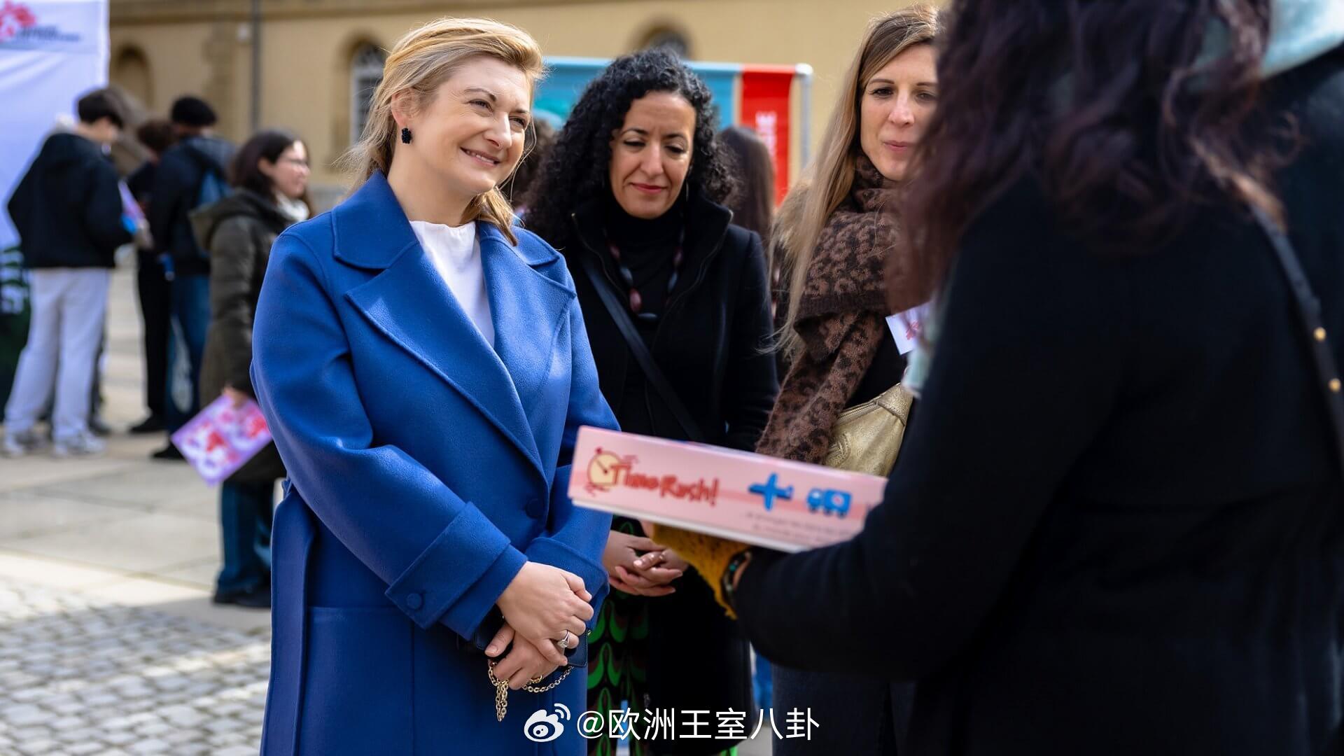 3.17 卢森堡大公夫人斯蒂芬妮参加无国界医生周年庆活动，大衣来自Joseph 