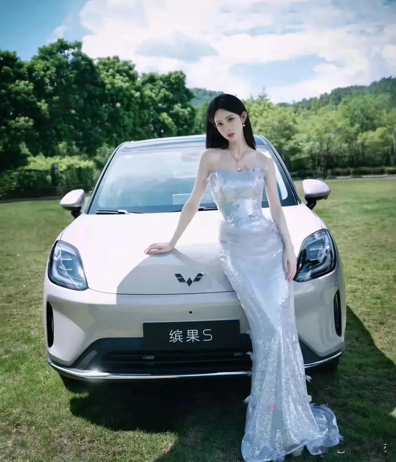 穿梭城市，需要一抹亮色与一份轻盈！五菱缤果以圆润造型、马卡龙色系演绎街头时尚，俘