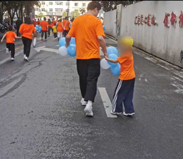 可惜啊！

36岁的单亲爸爸，陪儿子参加幼儿园亲子马拉松，

跑着跑着突然倒地，