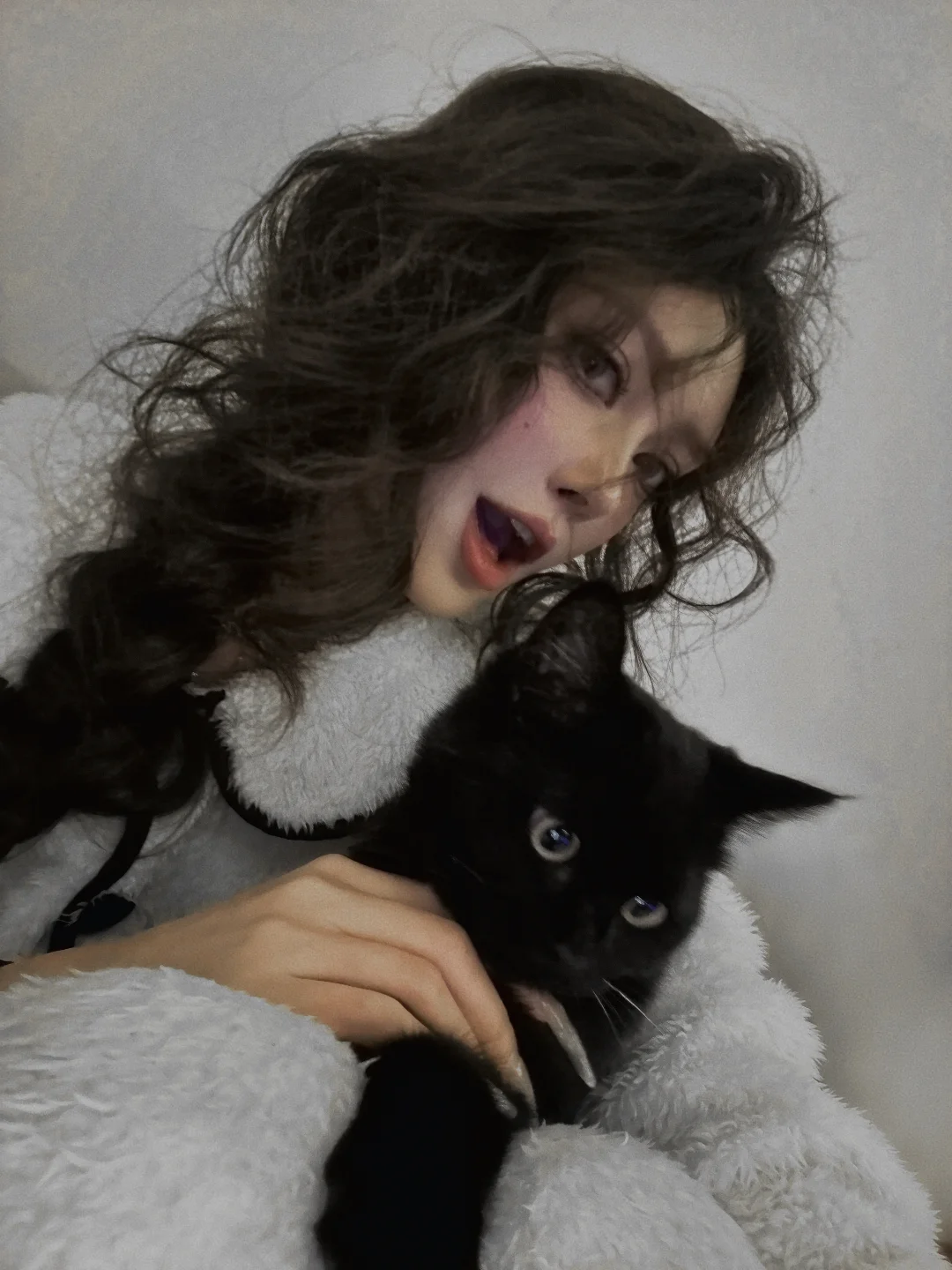 快看！黑猫和我合照了！