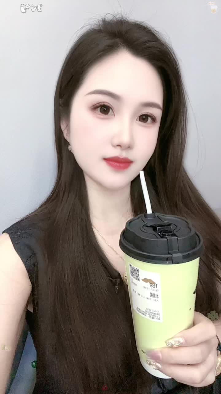 今年立秋的广告语是，秋天的第一杯奶茶自己全款买，仪式感还是自己买单比较...