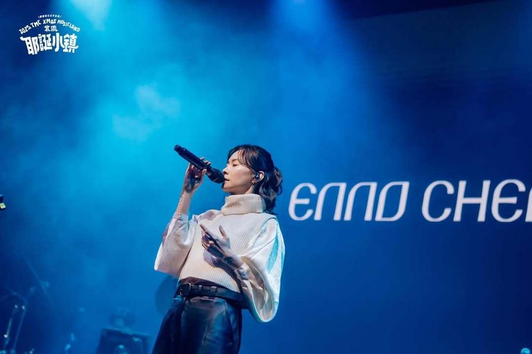 近期演出现场的郑宜农 