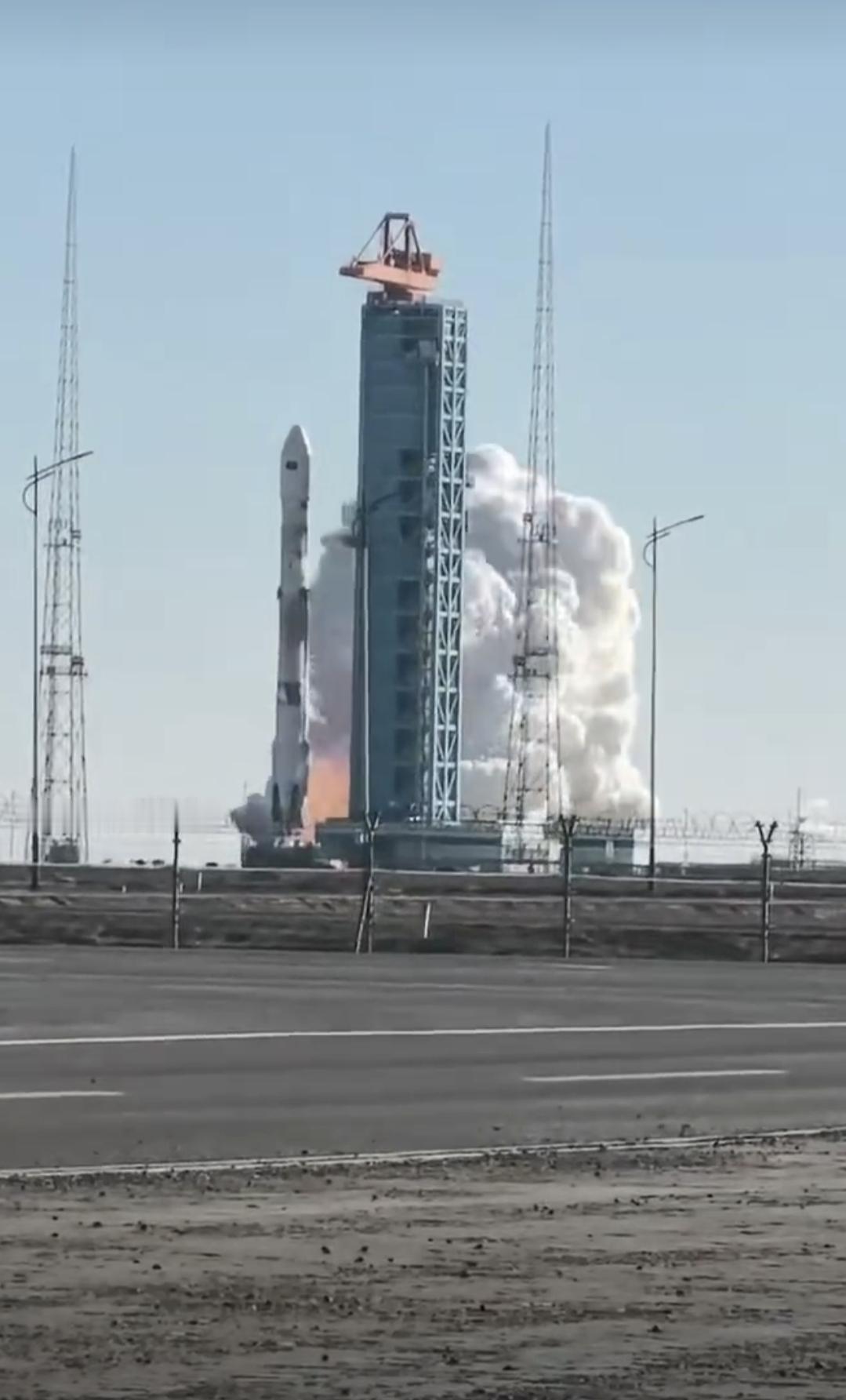 朱雀三号入轨成功，一级回收失败
下午商业航天板块危矣