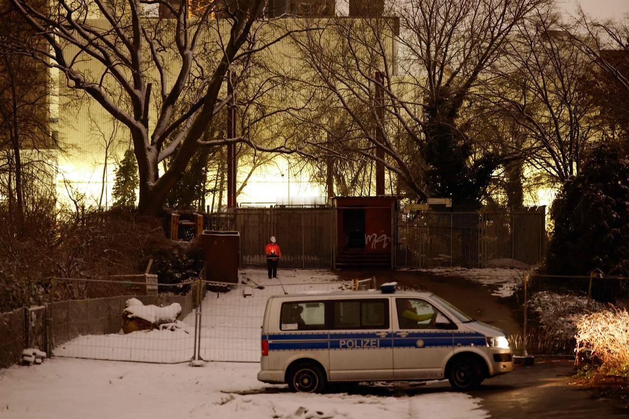 定性恐怖袭击！柏林电网遭左翼组织纵火 4.5万户寒冬断电
 
德新社1月4日报道