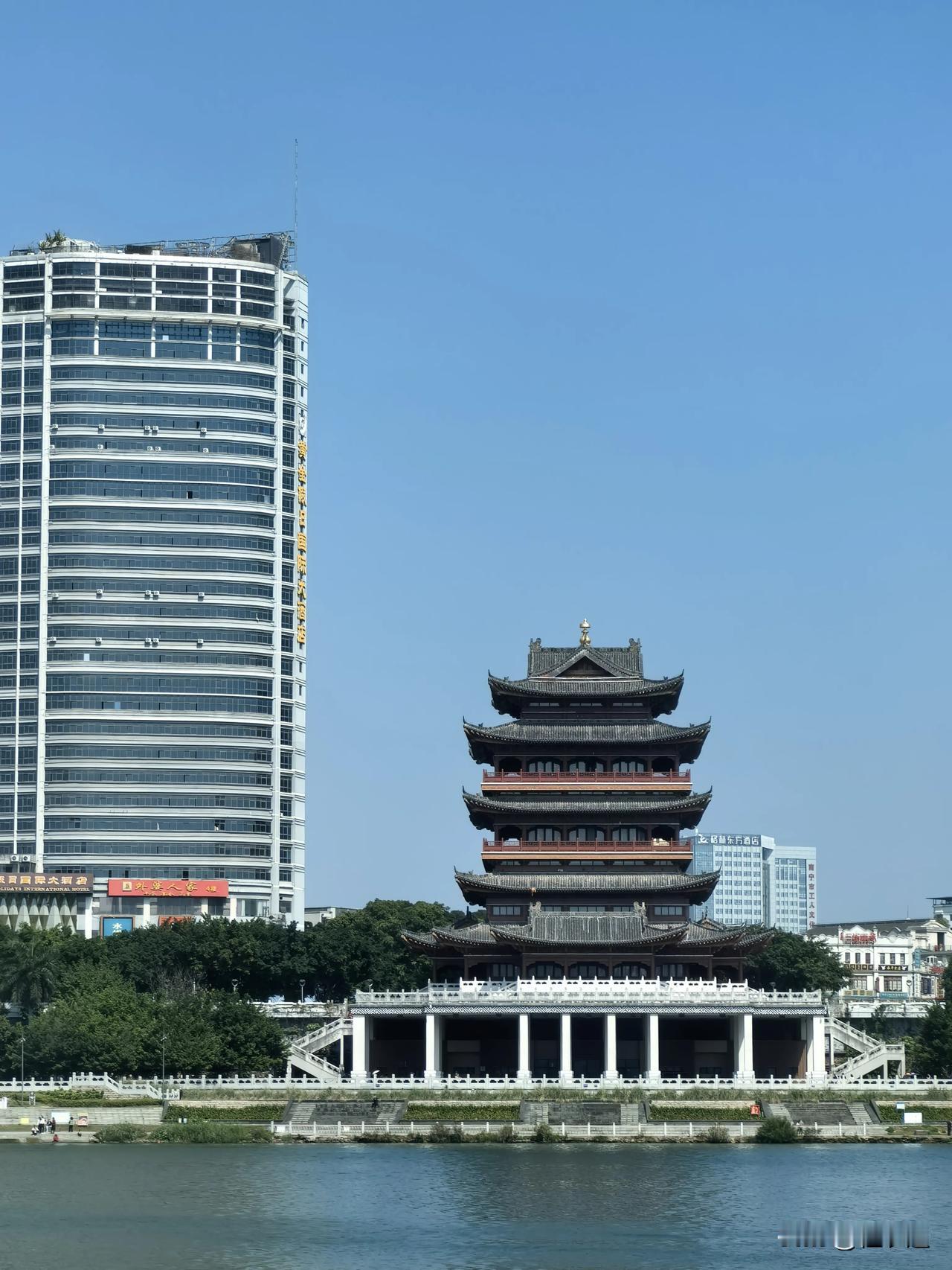 #你拍过最美的一张南宁的图片是什么#这是位于南宁市邕江大桥上游北岸的畅游阁，与旁