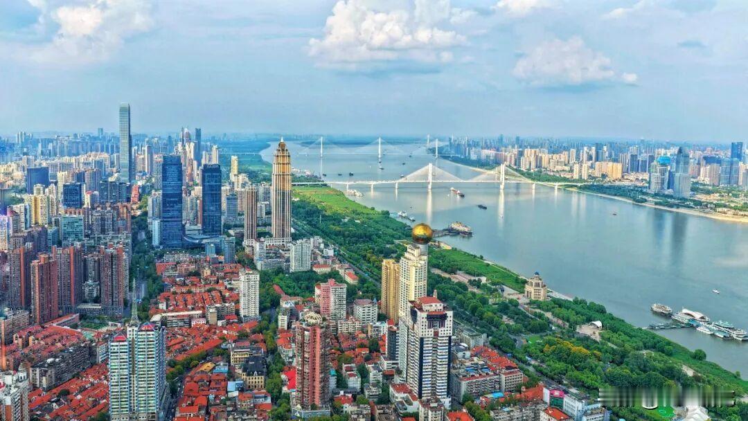 武汉：不止于“改旧”，更在于“育新”
武汉这座长江之畔的超大城市，正上演着“改旧