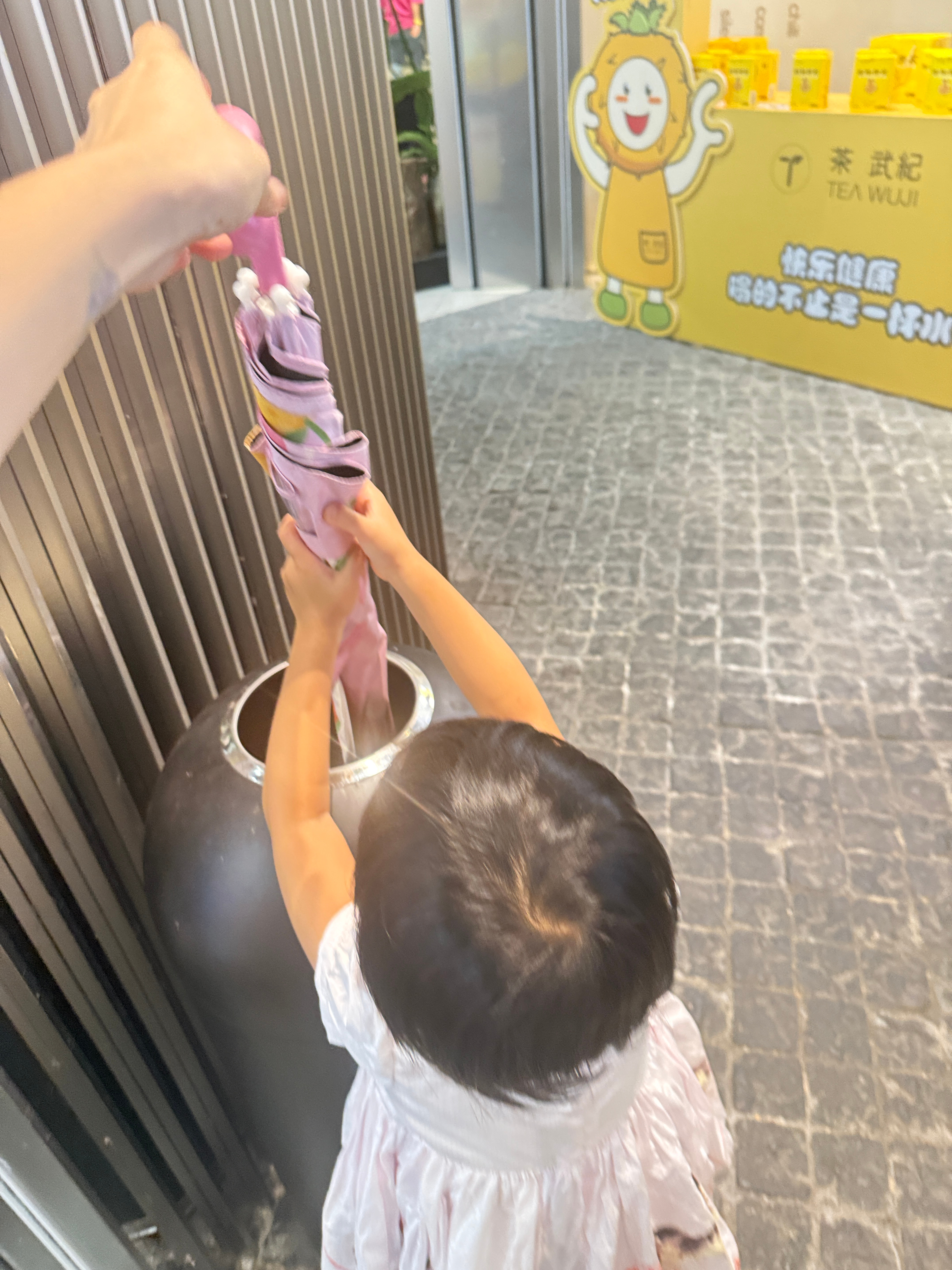 伞找回来了，在商场走廊上挂着呢拿着走了一会儿，球宝说累了，不拿了我说是你要带出来