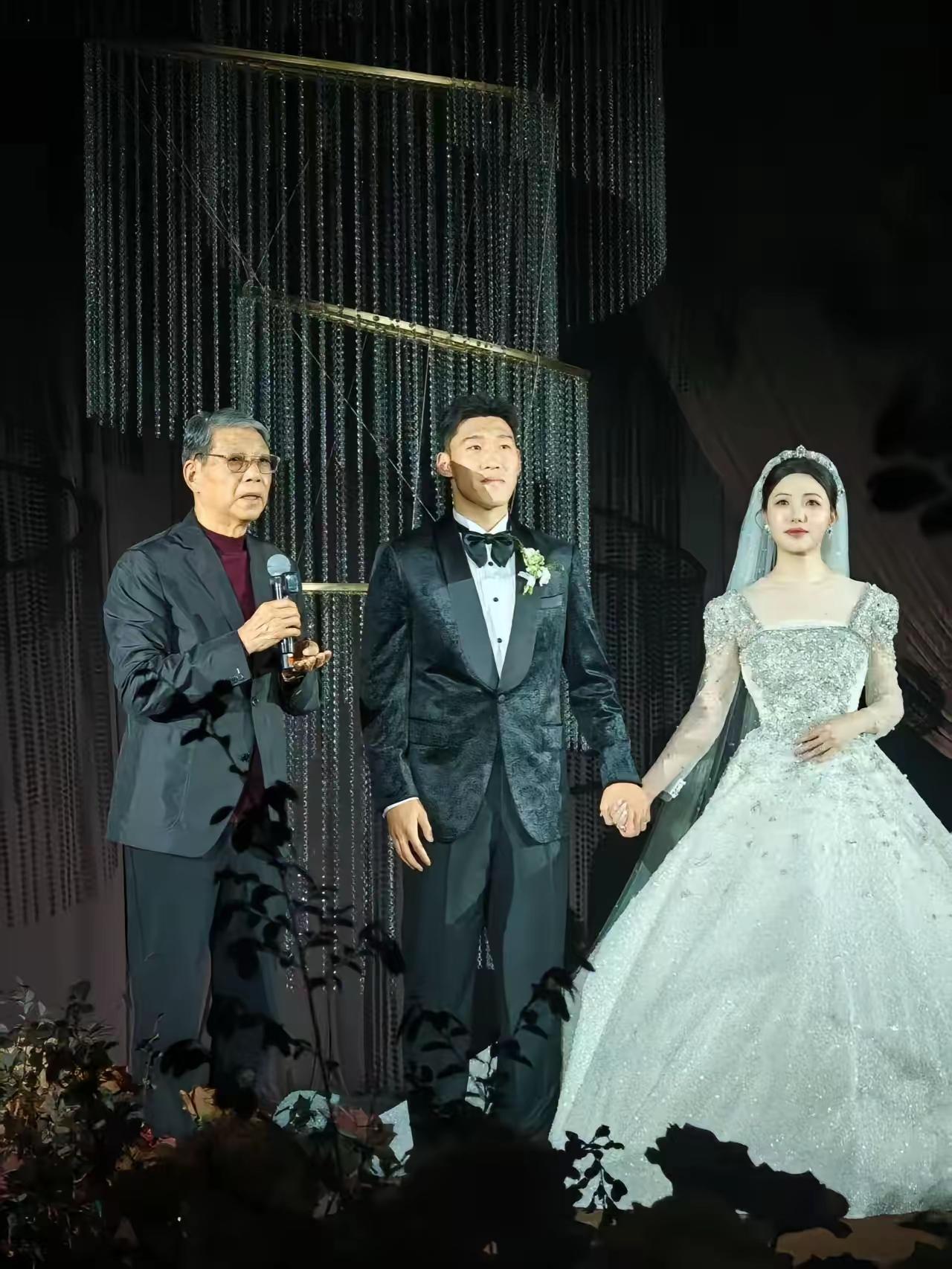 婚礼成了抢人暗战
朱⑤大婚，申花老总和队友去了，海港老总和崇明基地小伙伴也去了。