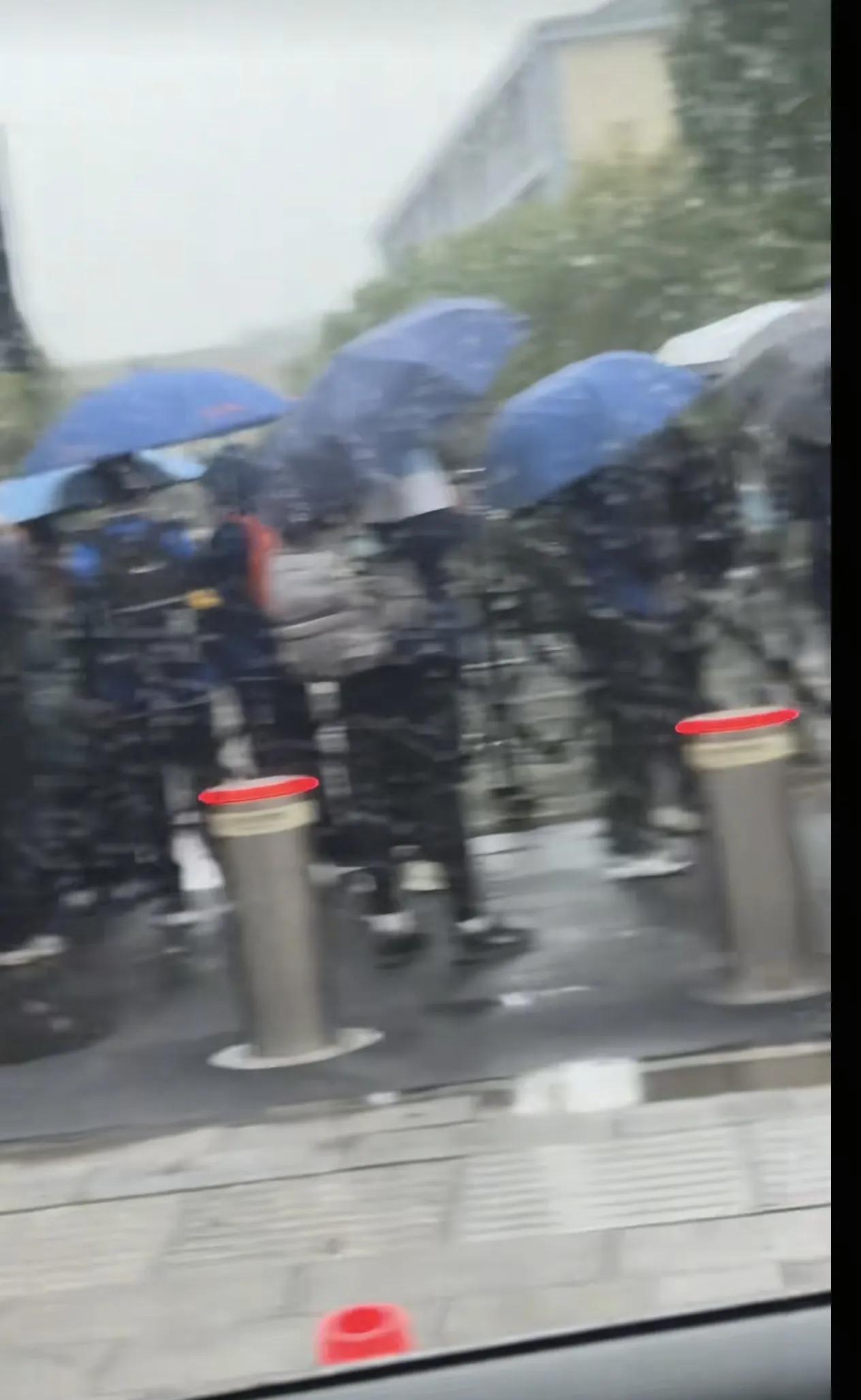 浙江杭州，一男子吐槽下雨天学校不提前开门：大冬天的又是下雨天，让这些学生在外面等