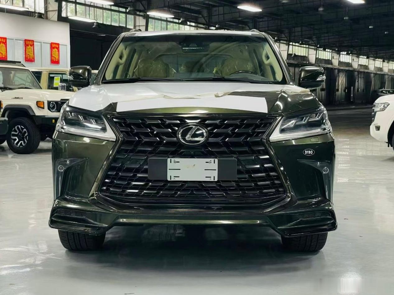 国内最后一台中东黑耀S最顶配LX570全新车，你们猜猜能卖上300不？ 