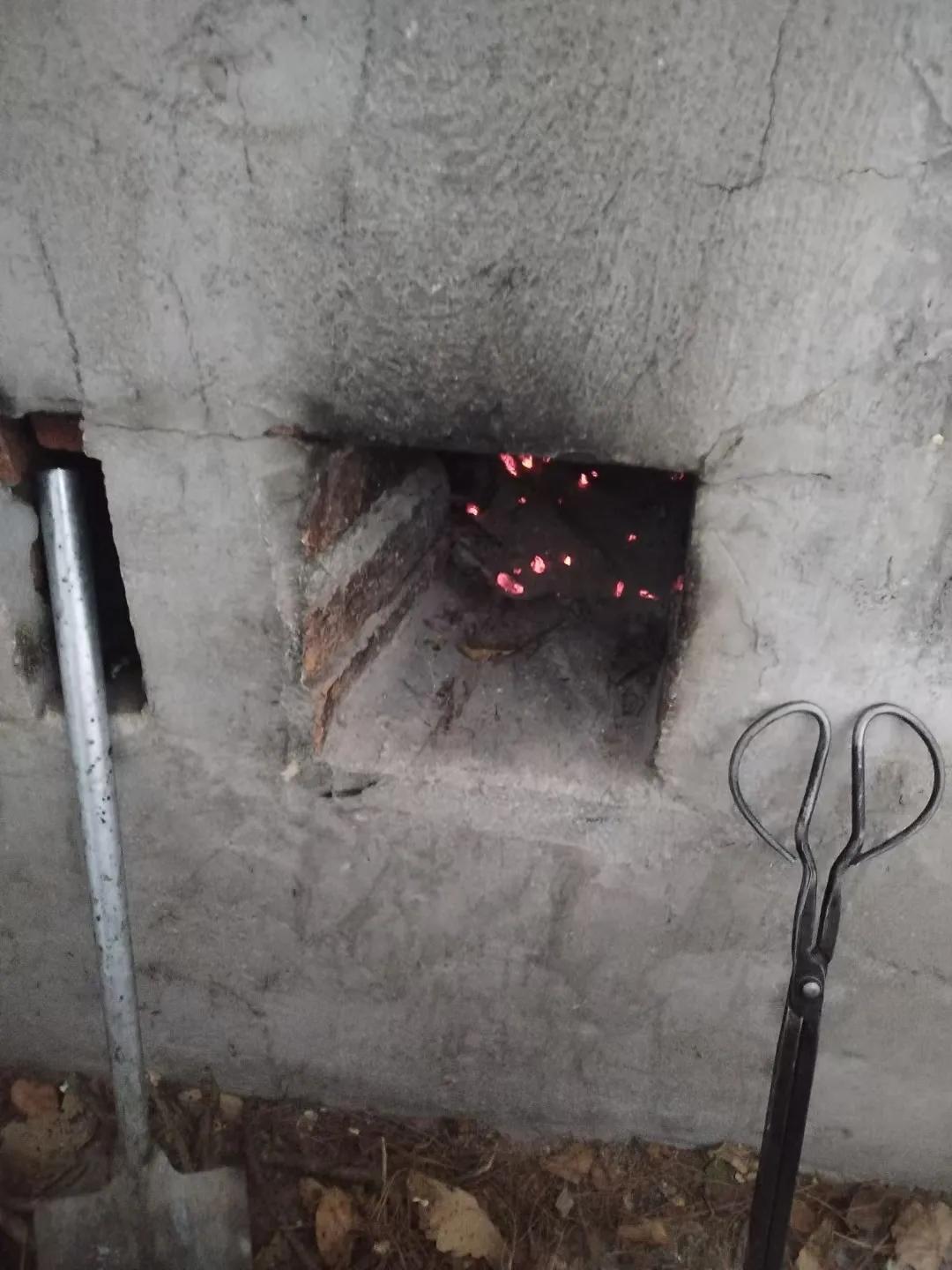 拉风箱烧锅，铁锅做米饭，黄黄的大锅巴，香喷喷的，味道杠杠的！！！
