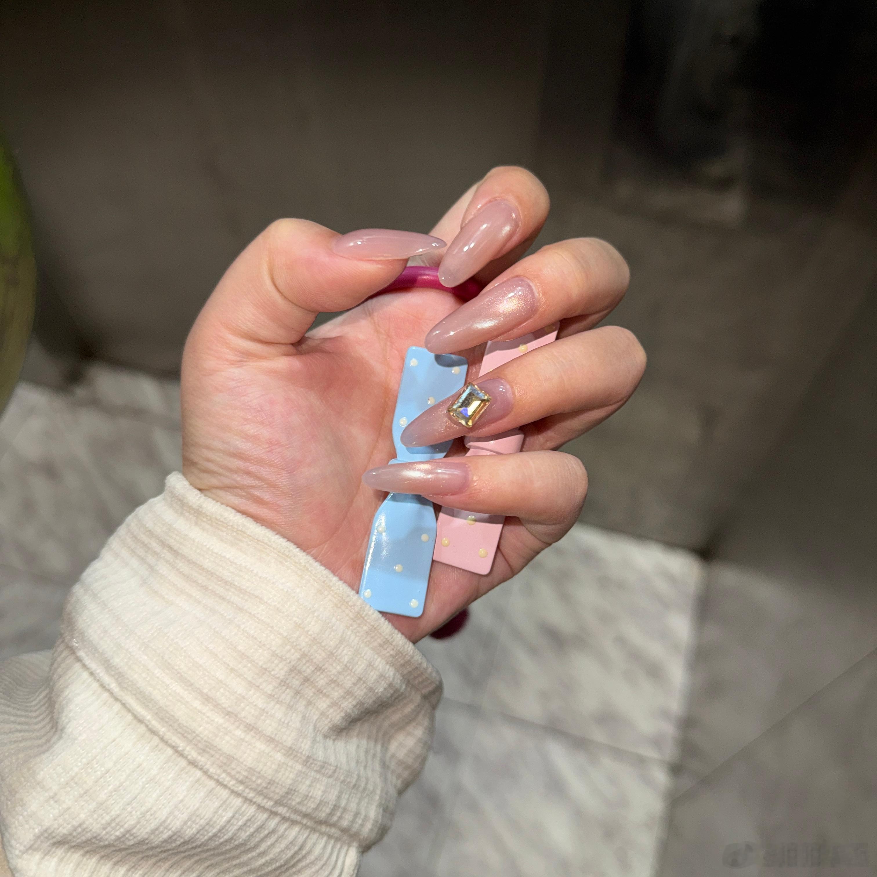 原来美甲也是轮回时尚一直是个轮回，我几年前刚做美甲的时候就喜欢做裸色美甲，后来做