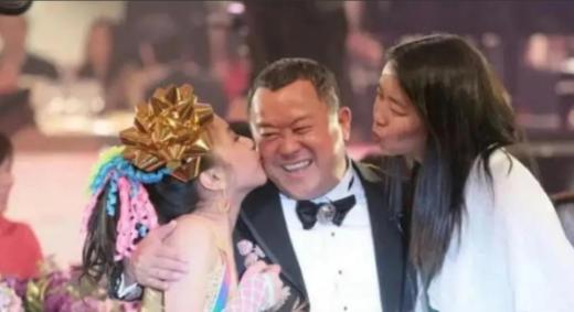 2006年，谭咏麟挖苦曾志伟：“恭喜你啊，嫁女荣升岳父。”曾志伟大怒：“你怎么还