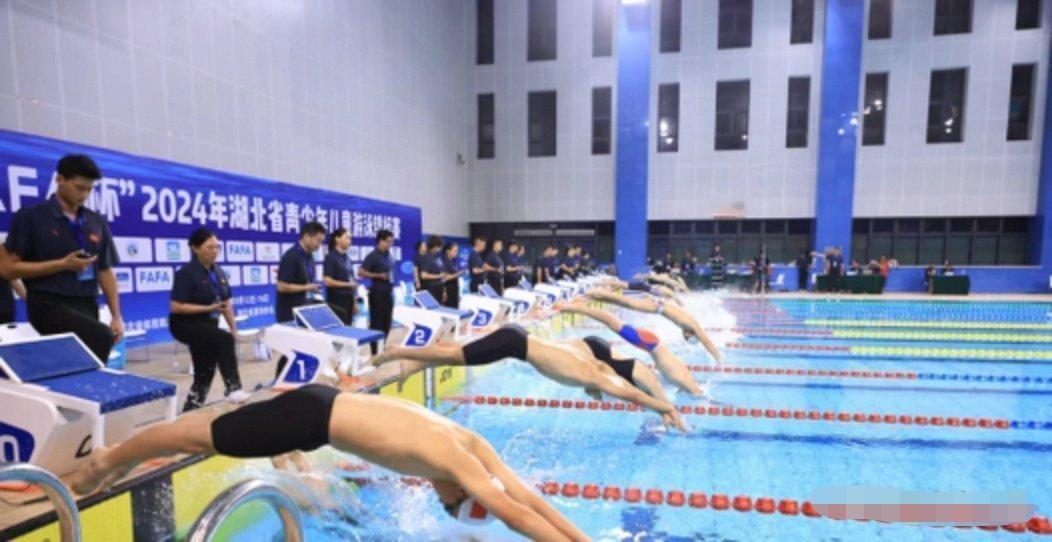 10岁霍中曦破香港游泳纪录！32秒15惊艳全网，郭晶晶的特殊训练法吵翻了
 
跳