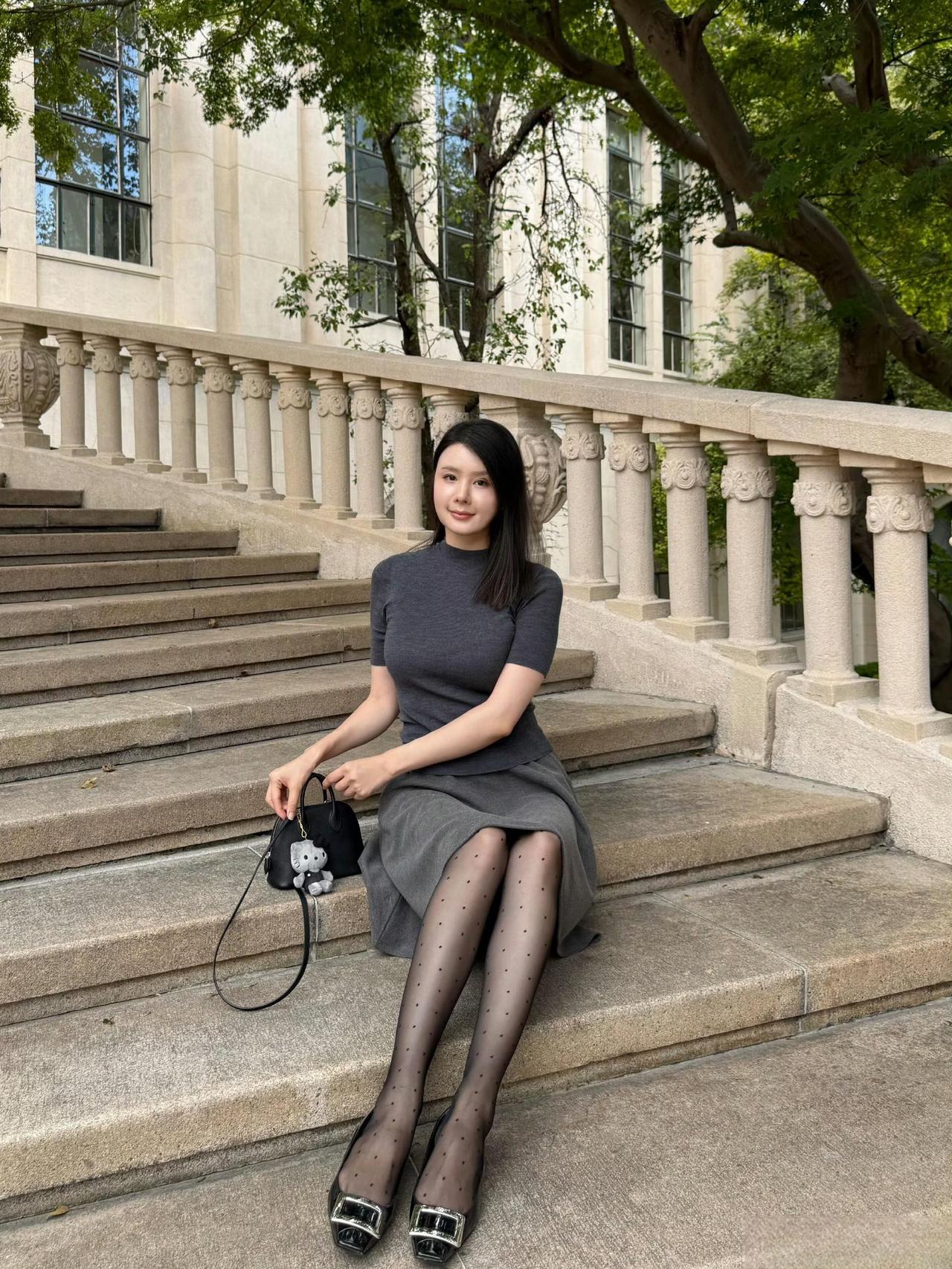 这套穿搭是简约温柔的同色系轻熟风，干净又带精致细节。全身统一的灰色系营造出低饱和