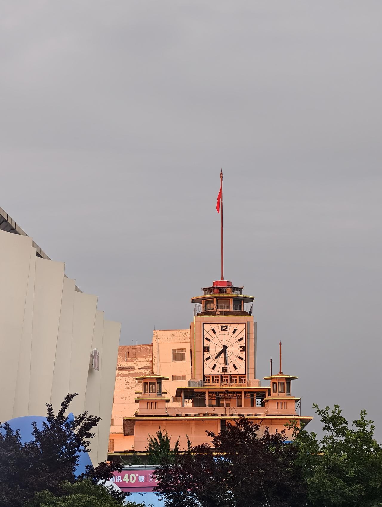 我认为上班，适合求安稳、兼顾家庭。