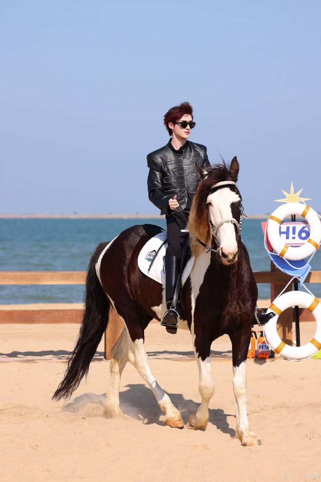 丁程鑫皮衣骑马装丁程鑫海边骑马装 丁程鑫皮衣骑马装，这个丁儿帅成这样 