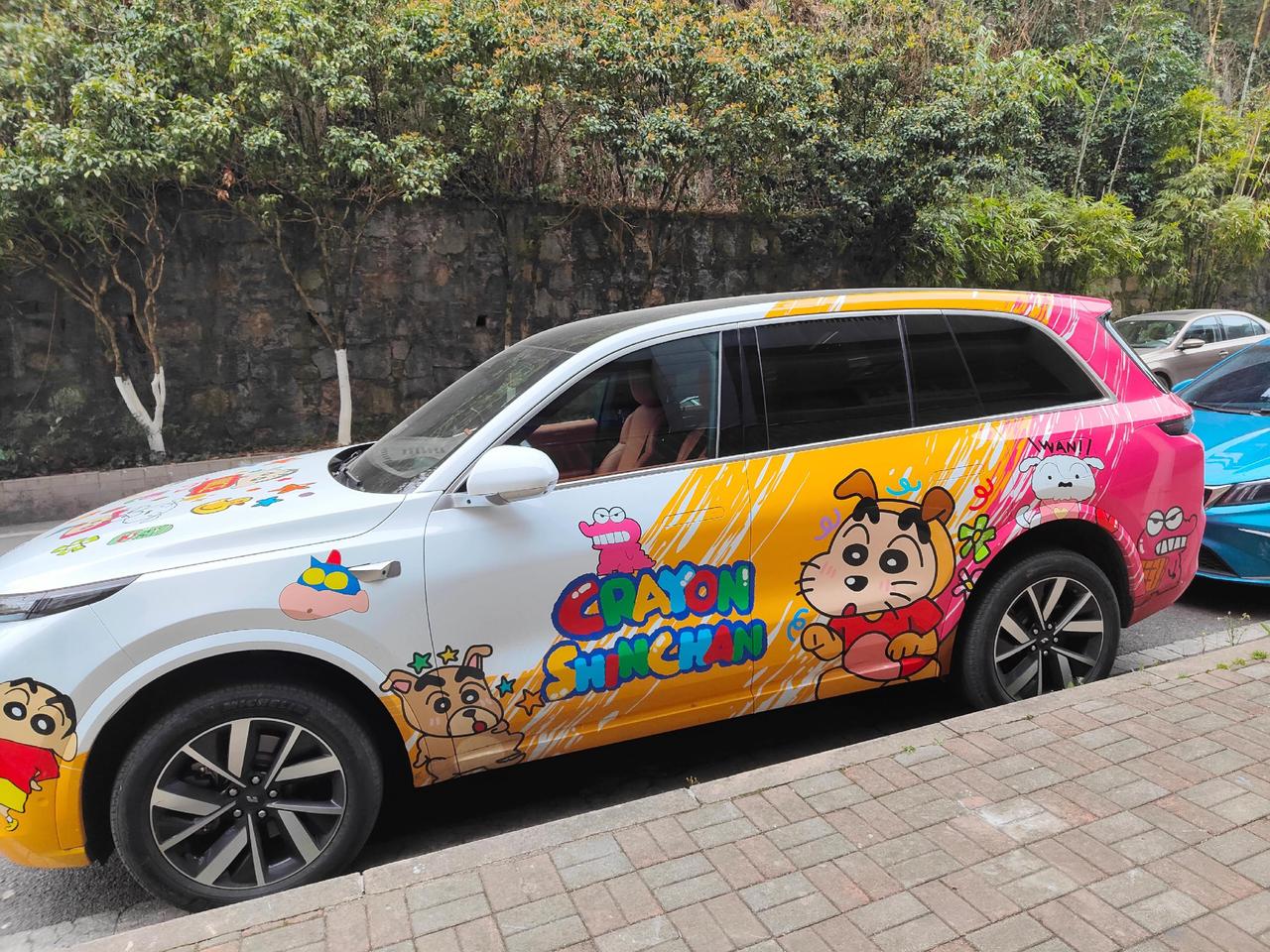 搞不懂，什么样的人才会贴这种车贴。也是奇怪了，贴这种车贴的人，都是什么样的心态呢