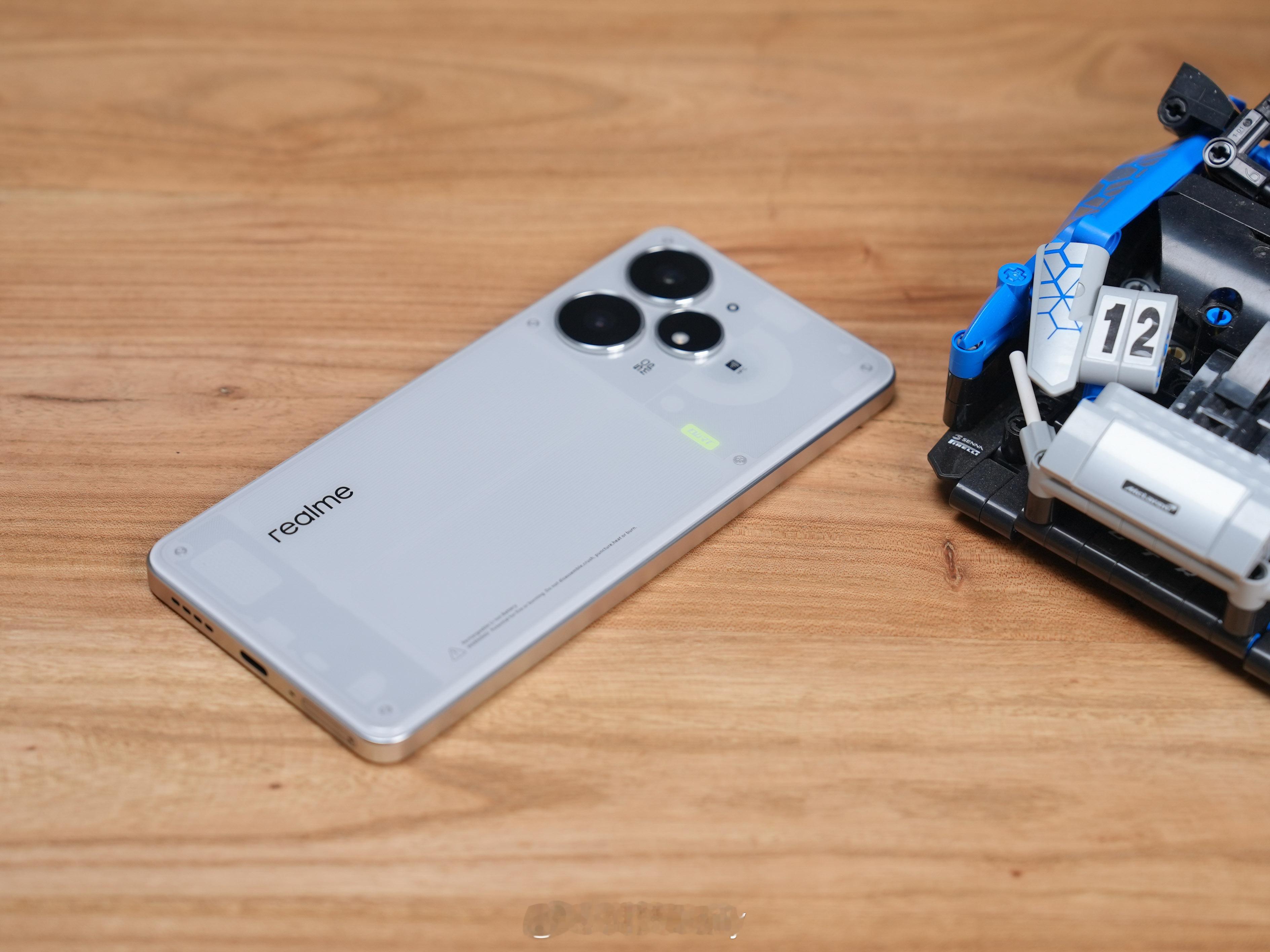 真我 Neo7 Turbo，设计小透明，实力不透明。这颜值在2025年，可以说非