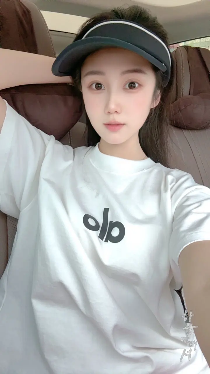 少了些心气和凌厉，但也收获了理性和沉默，面对各种问题。