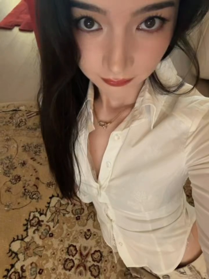 贴身白衬衫扣子解开三颗。小腰一露。纯勾引。不解释。  专栏 · 🐆🐈