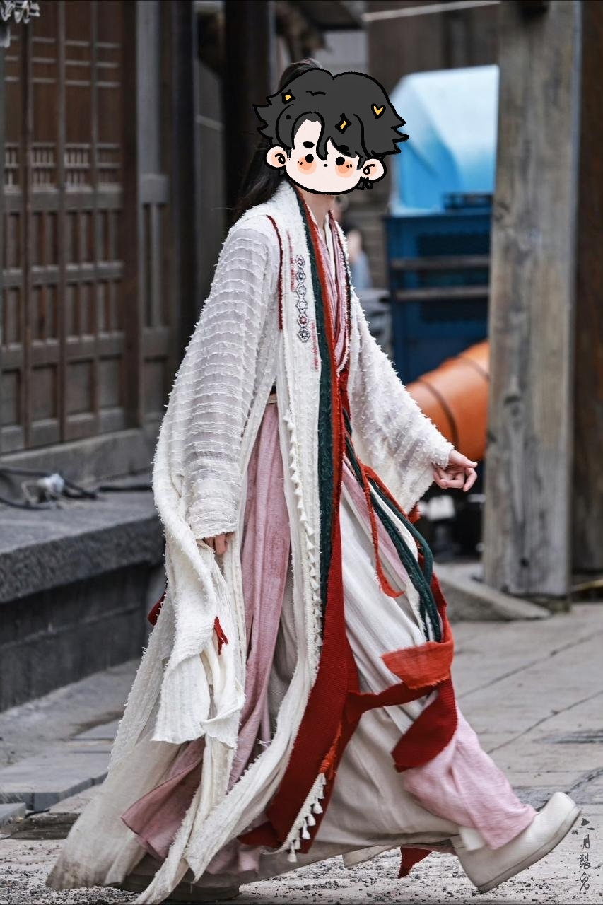 本人见过最丑的衣服就是你们凤舞九天的衣服。这衣服靠着龚俊的体态和脸生扛，现在男主