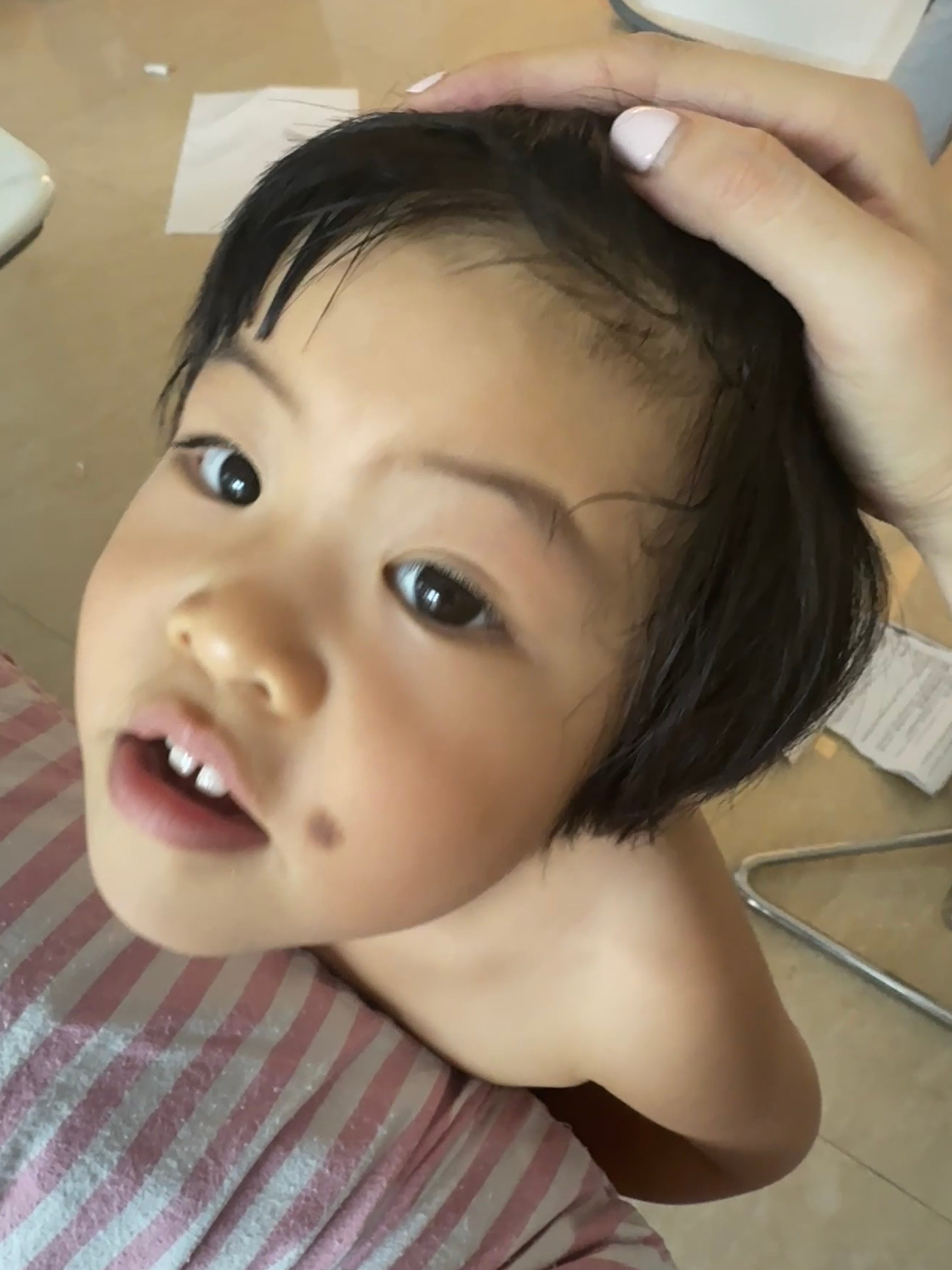 露出球宝的大额头球抗议：妈妈！你破坏了我我本来的形状！ 