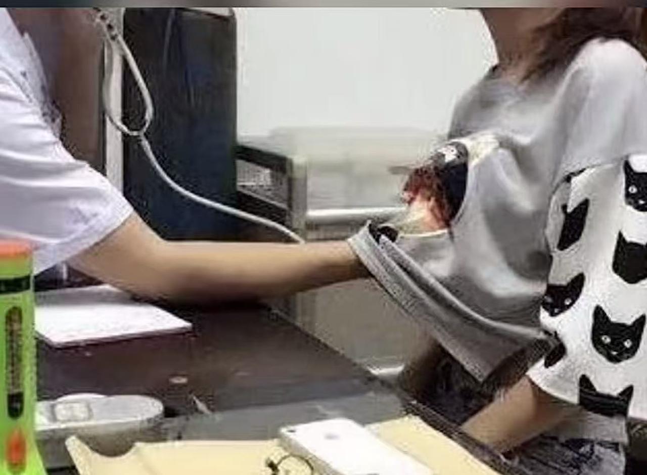 “我被摸胸猥亵20多次，一个道貌岸然的医生，实际上是一个龌蹉的色狼，实在太可怕了