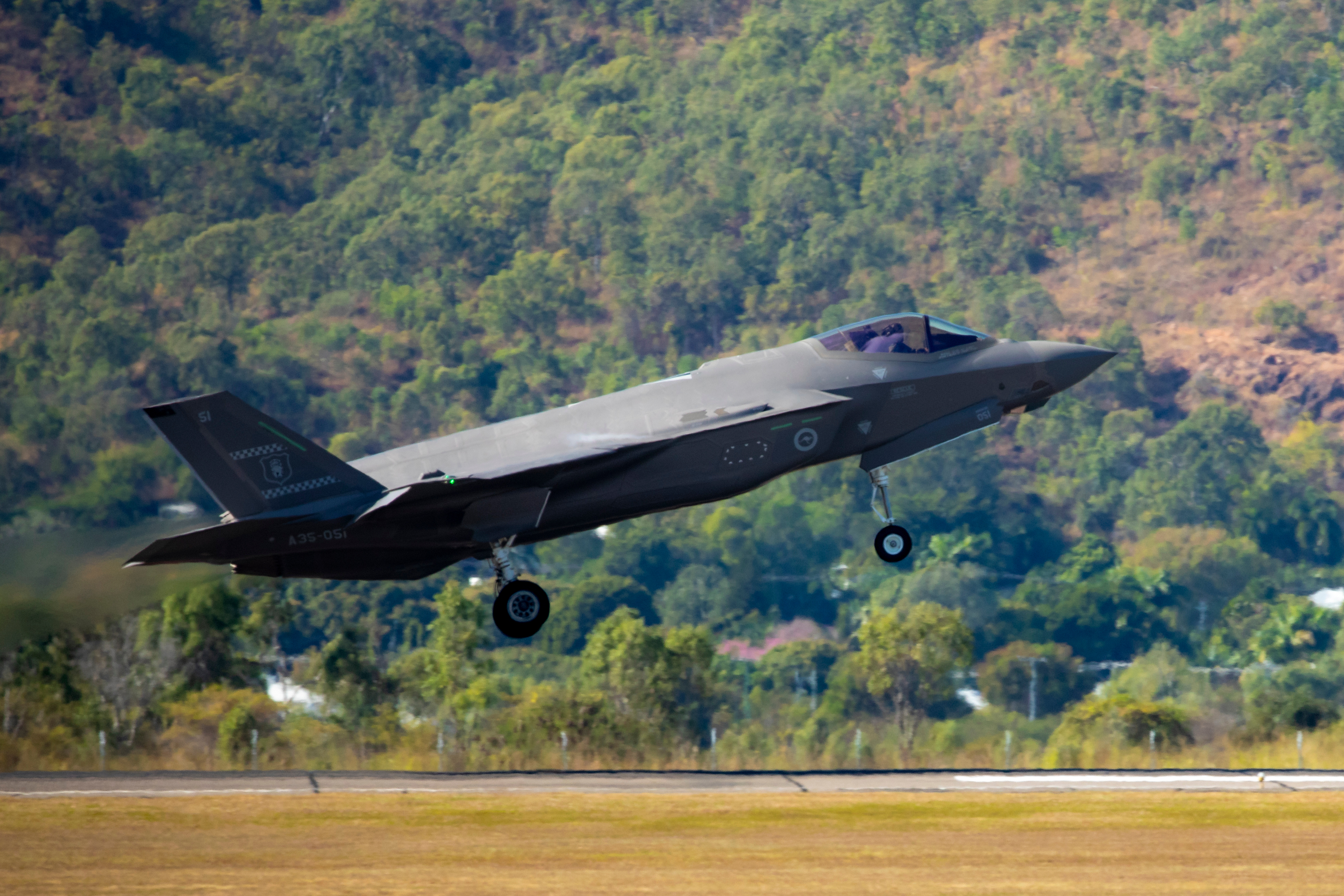 两架澳大利亚皇家空军F-35A闪电II飞机在昆士兰州汤斯维尔皇家空军基地进行的高