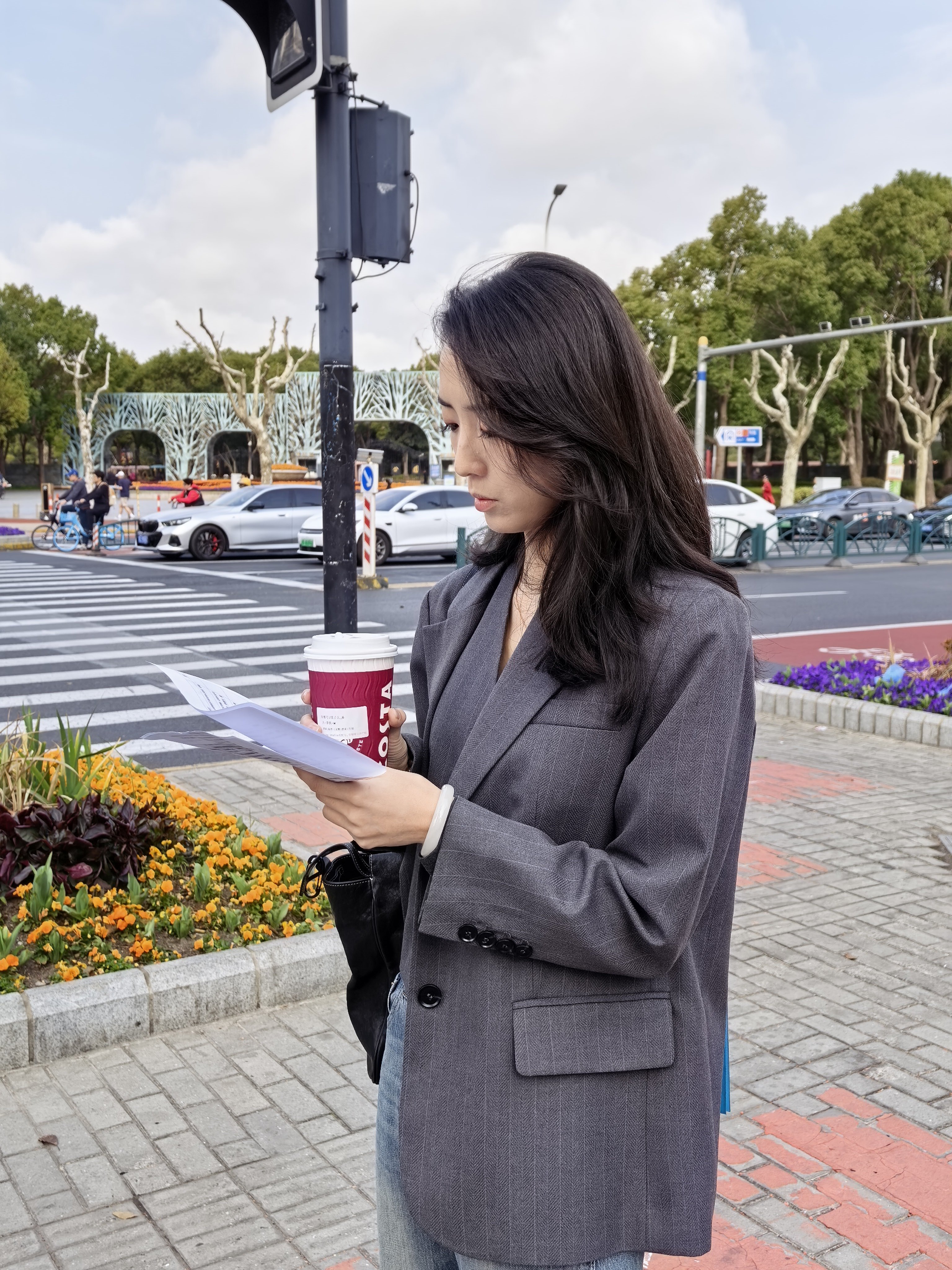 早呀，朋友们，我开工了照片来自同事偷拍，他应该心想这人太卷了