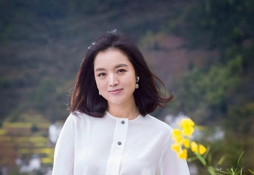 五十岁，还在录音棚抠音高，她没翻盘，也没等谁来救，就是把欠自己的那点声音，慢慢还