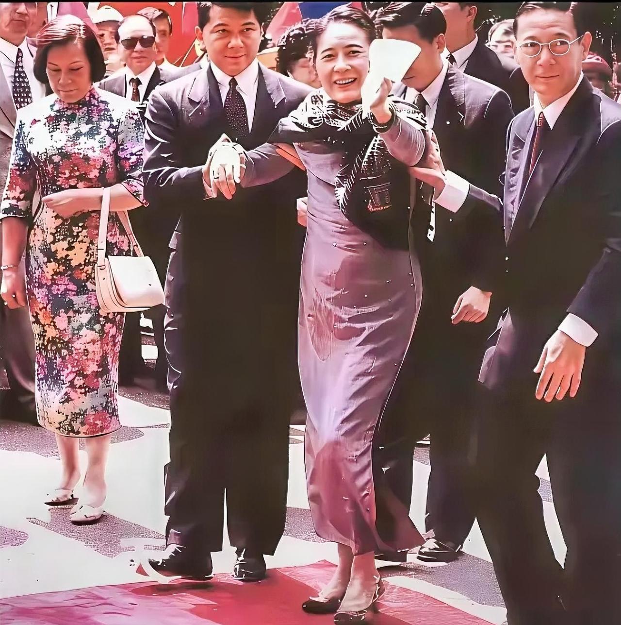 95岁的宋美龄，依旧旗袍高跟，小腹仍然平坦，在孙子蒋孝勇搀扶下走上红毯，仪态、气