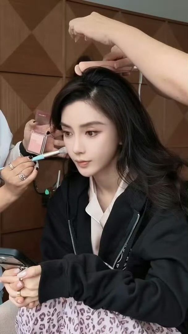 Angelababy羌寨上班vlog女神出神图就像喝水一样简单 