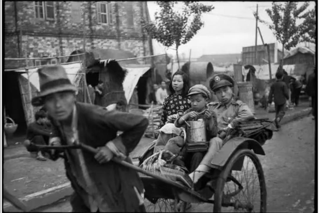 1949年4月，南京即将解放，一名国民党军官带着家人和财产穿过难民的临时居住地