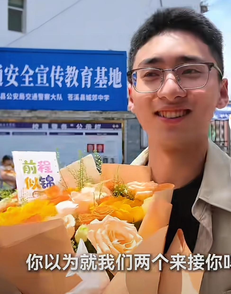 哥嫂携带妈妈的遗照，去接参加高考的弟弟，弟弟看到妈妈的照片，三人紧紧拥抱在一起眼