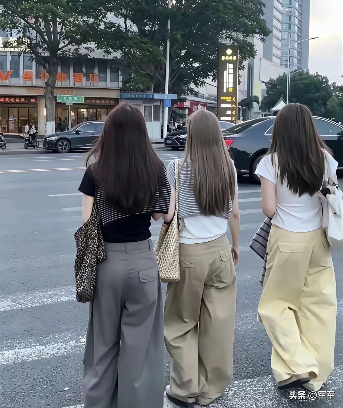 松弛，现在人是越来越通透了，咋舒服咋来，紧身裤是好看，大热天，紧身裤肯定没宽松的