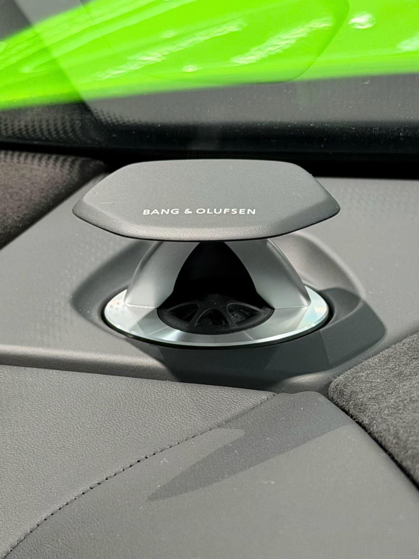 生活总在妥协，唯有热爱不可退让。24年兰博基尼Urus S，绿外黑内经典配色，9