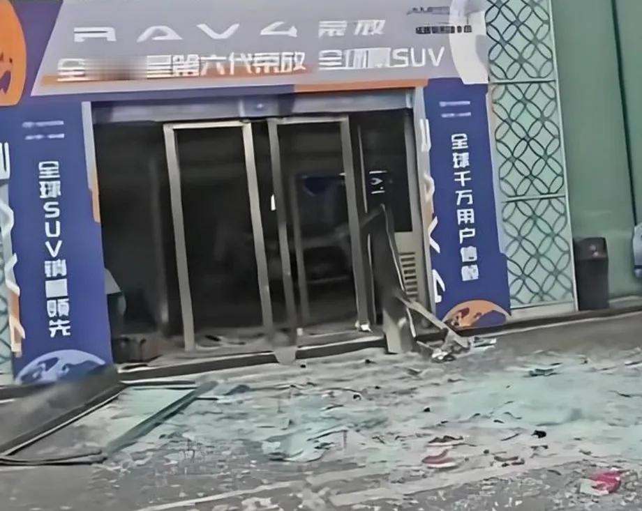 【男子在4S店外引燃易燃物，致1死4伤】12月28日，成都一4S店外发生燃爆事件