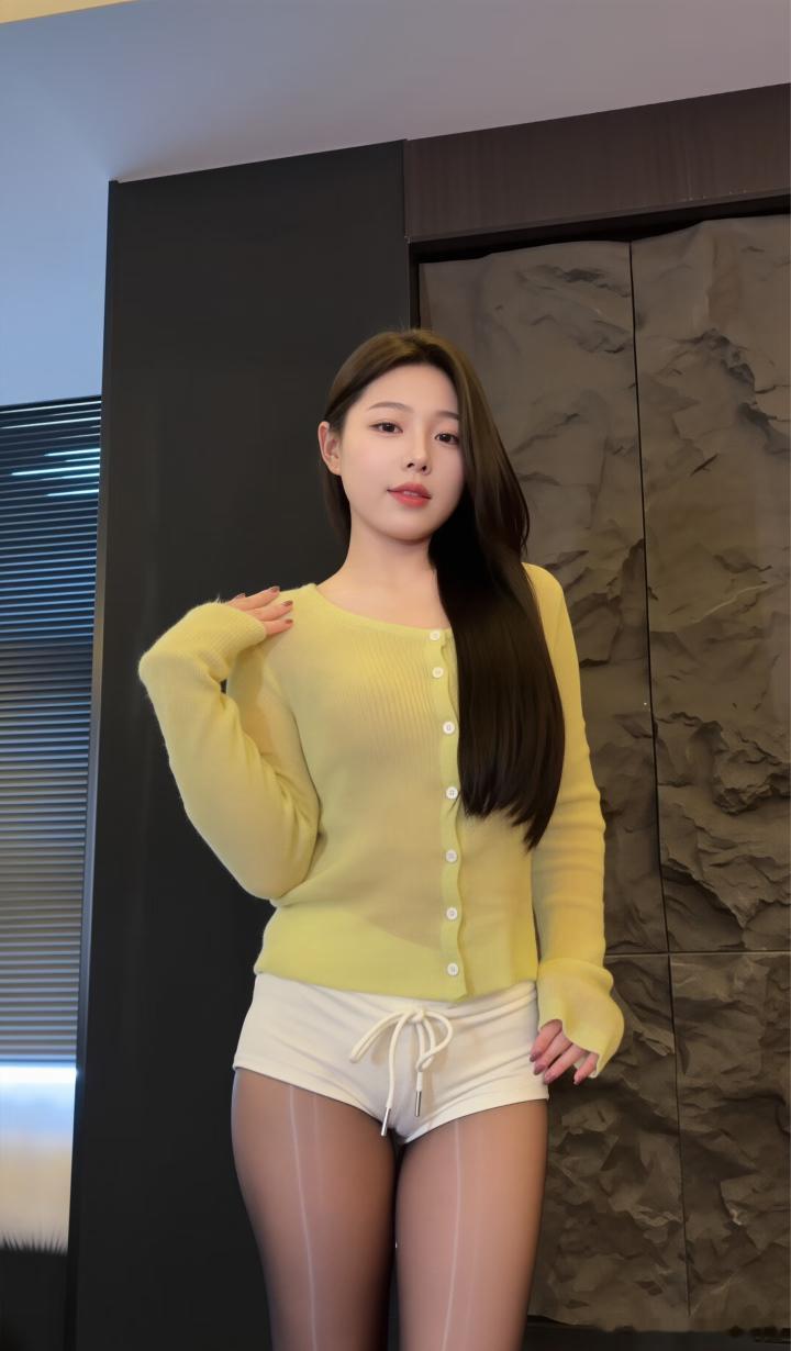 时尚穿搭今天穿什么ootd 黄色针织衫搭配白色短裤黑丝袜太绝了吧 
