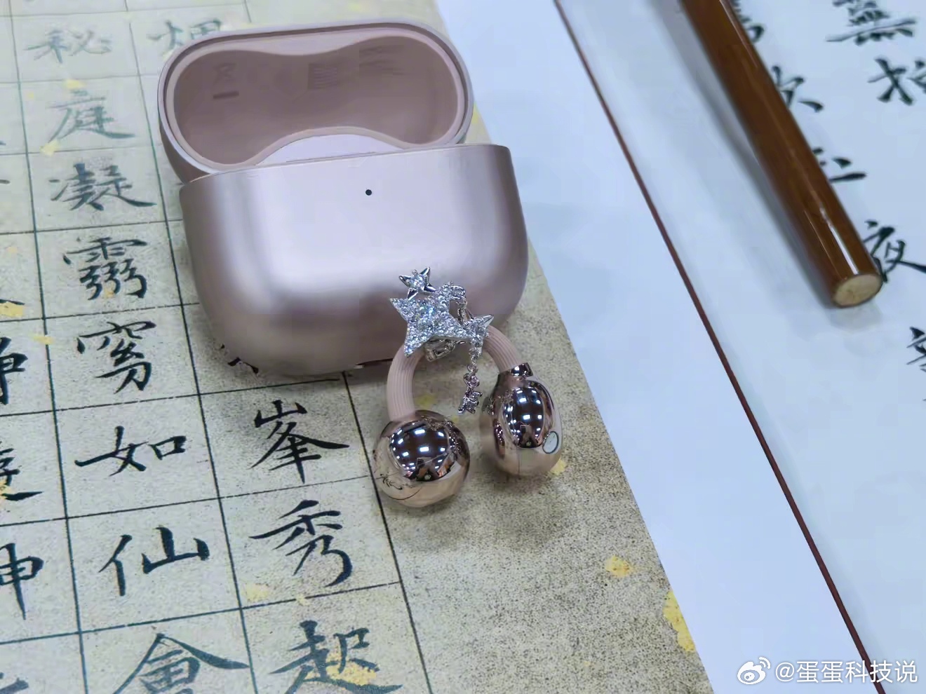 耳夹耳机会不会成为主流 我觉得大概率会。它佩戴便捷，不用入耳，久戴也没有胀痛感，