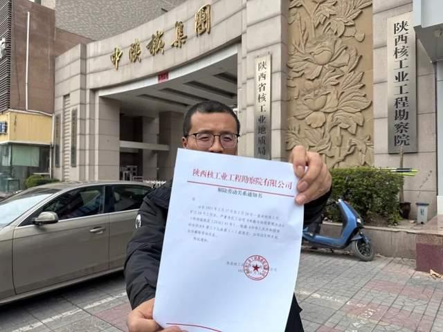 陕西汉中，一男子在某国企连续工作18年，因子女年幼、母亲患病需照料，拒绝公司将其