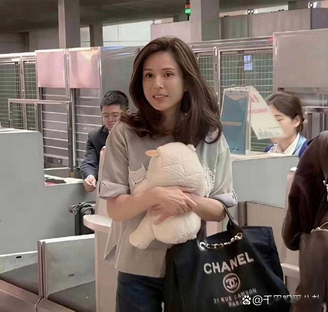 李若彤胖了之后反而更好看了，完全看不出她已经60岁了。 